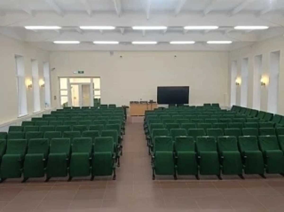 Уже заключены договоры на поставку современного светодиодного экрана и удобных кресел для зрителей.