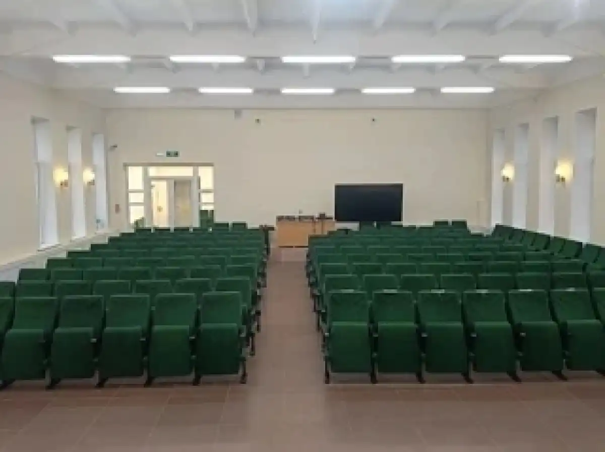 Уже заключены договоры на поставку современного светодиодного экрана и удобных кресел для зрителей.