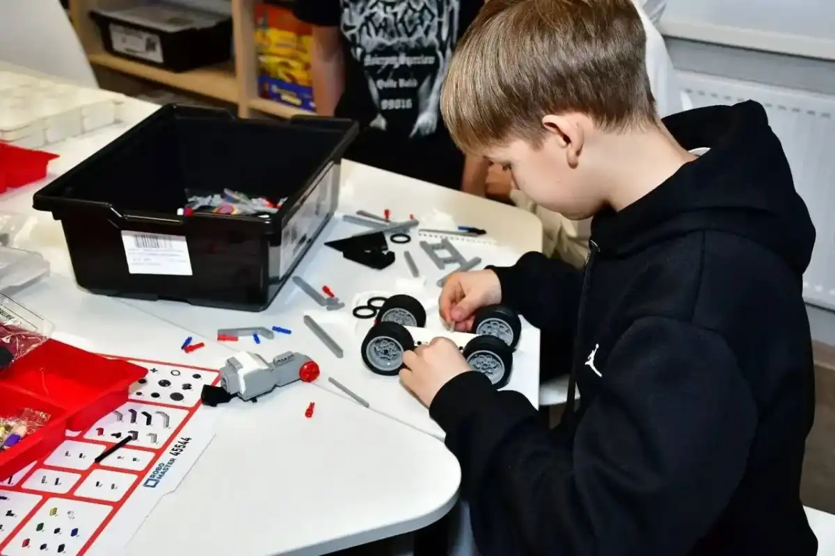 В 2025 году 26 молодых новгородцев выиграли конкурс «Росмолодёжь.Гранты» .