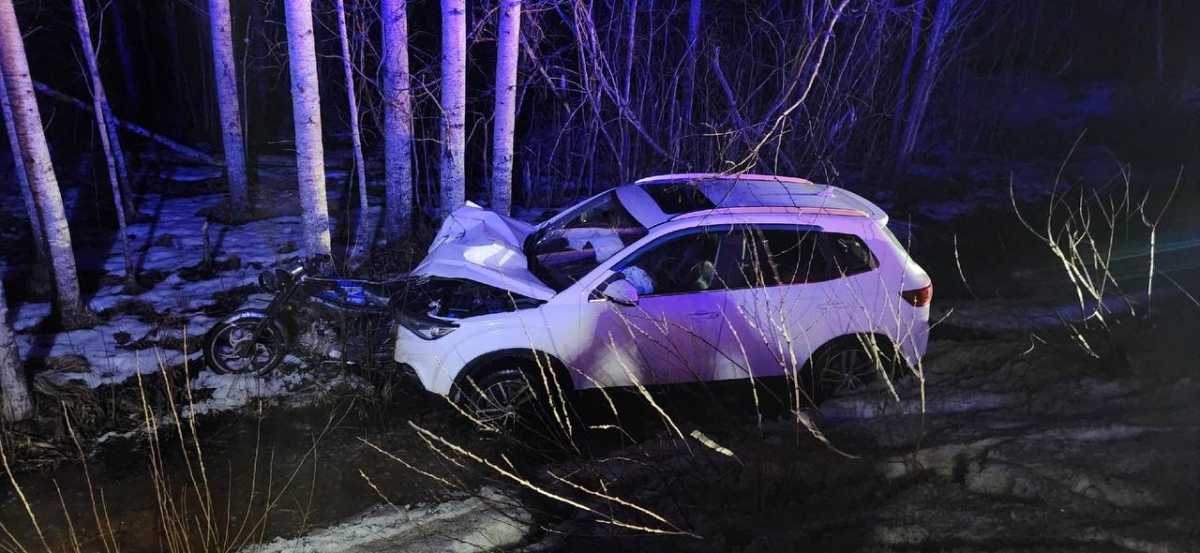 В аварии также пострадал юноша, водитель мопеда.