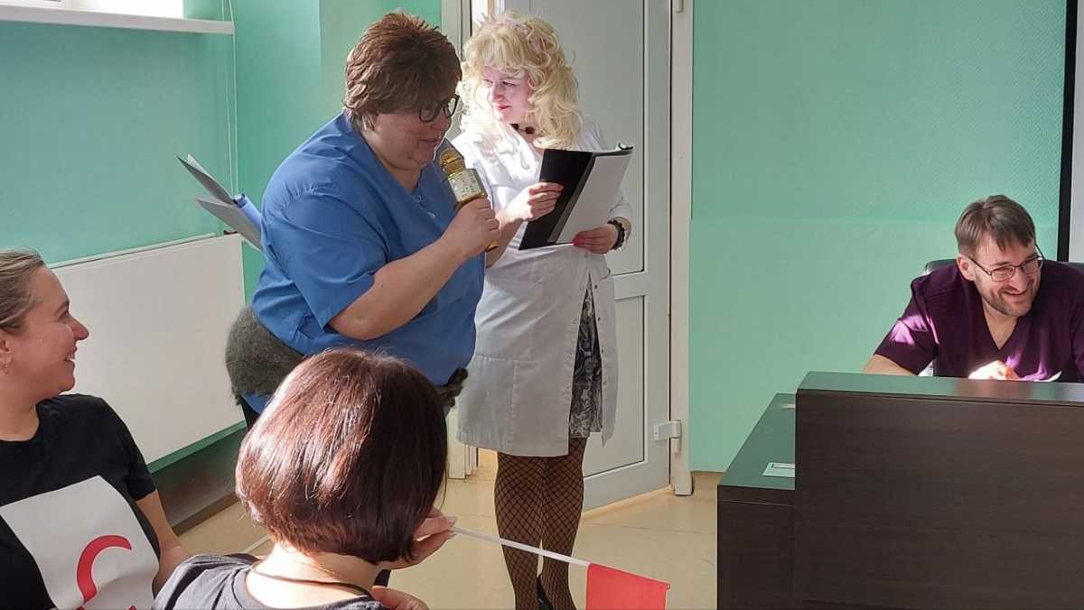 Видеоролики пользуются неизменным успехом среди сотрудников учреждения, их распространяют в корпоративных сетях онкодиспансера.