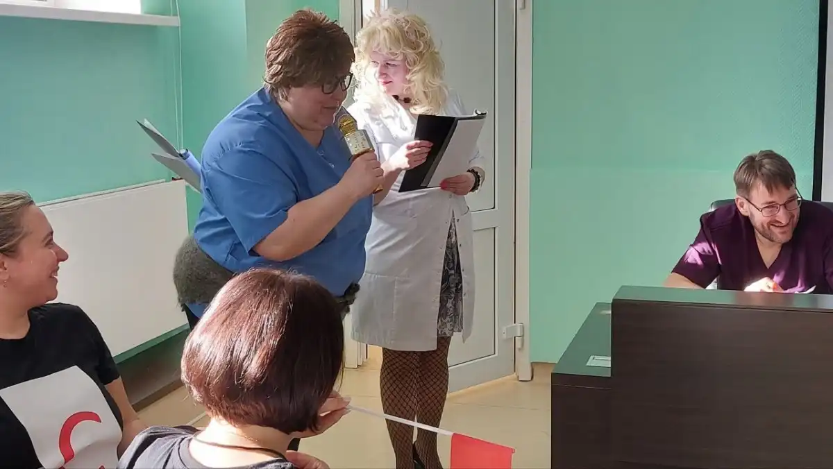 Видеоролики пользуются неизменным успехом среди сотрудников учреждения, их распространяют в корпоративных сетях онкодиспансера.