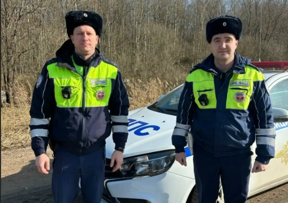Доставить ребёнка помогли инспекторы ДПС Денис Бугаев и Дмитрий Дементьев.