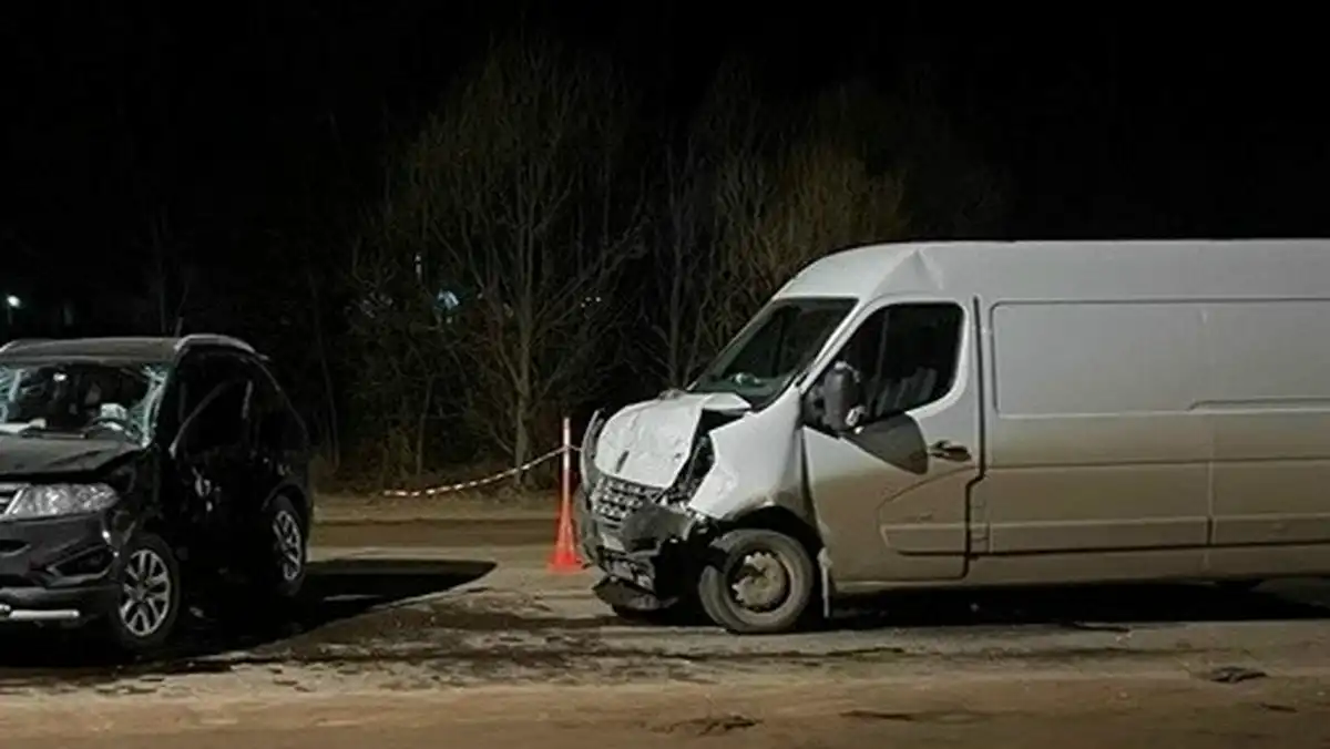 Водитель «Рено Мастер» не выбрал безопасную дистанцию до разворачивающегося впереди «Черри T21».