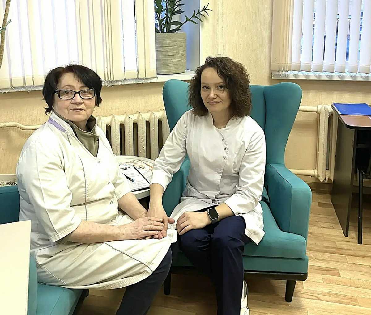 Свои знания Любови Дмитриевой передаёт старшая акушерка Екатерина Иванова.