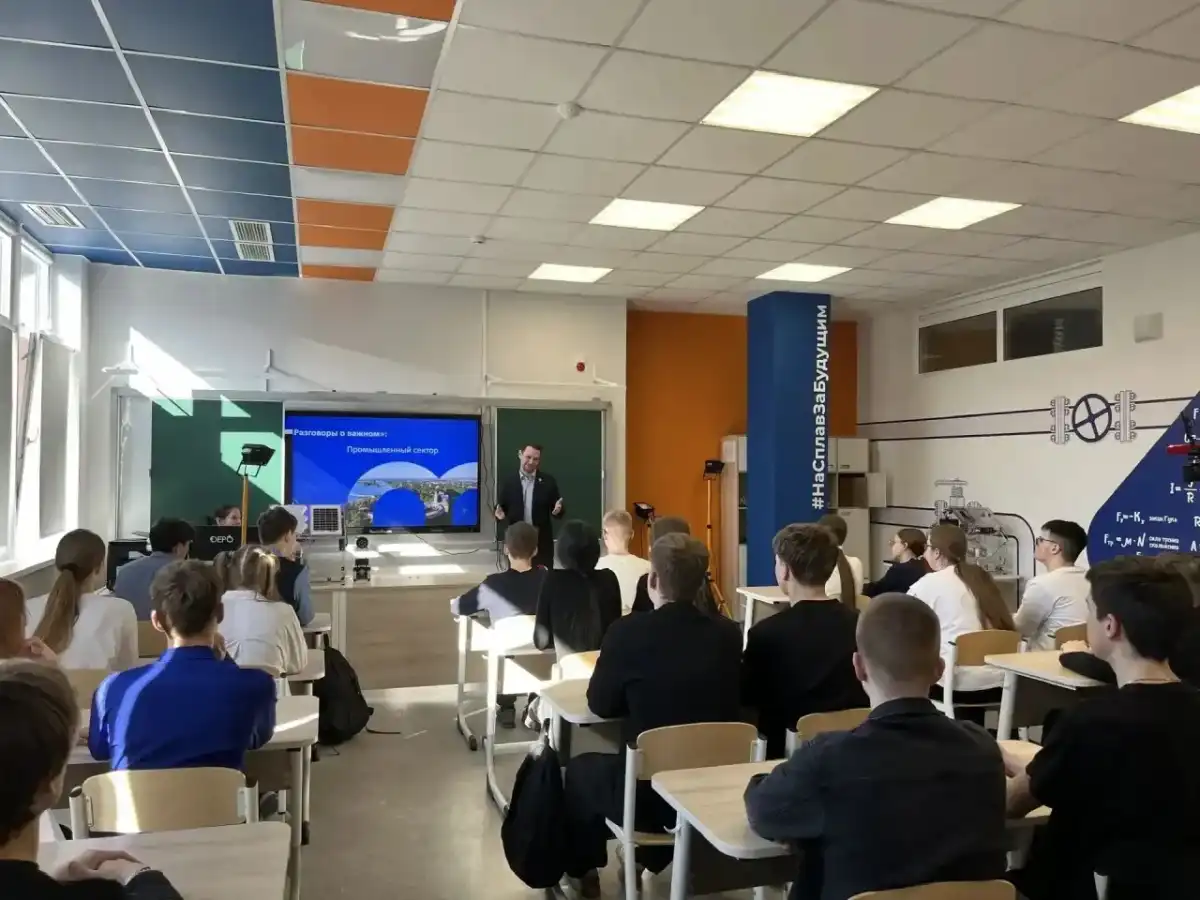Иван Чекмарёв отметил значимость подобных уроков для профориентации школьников.