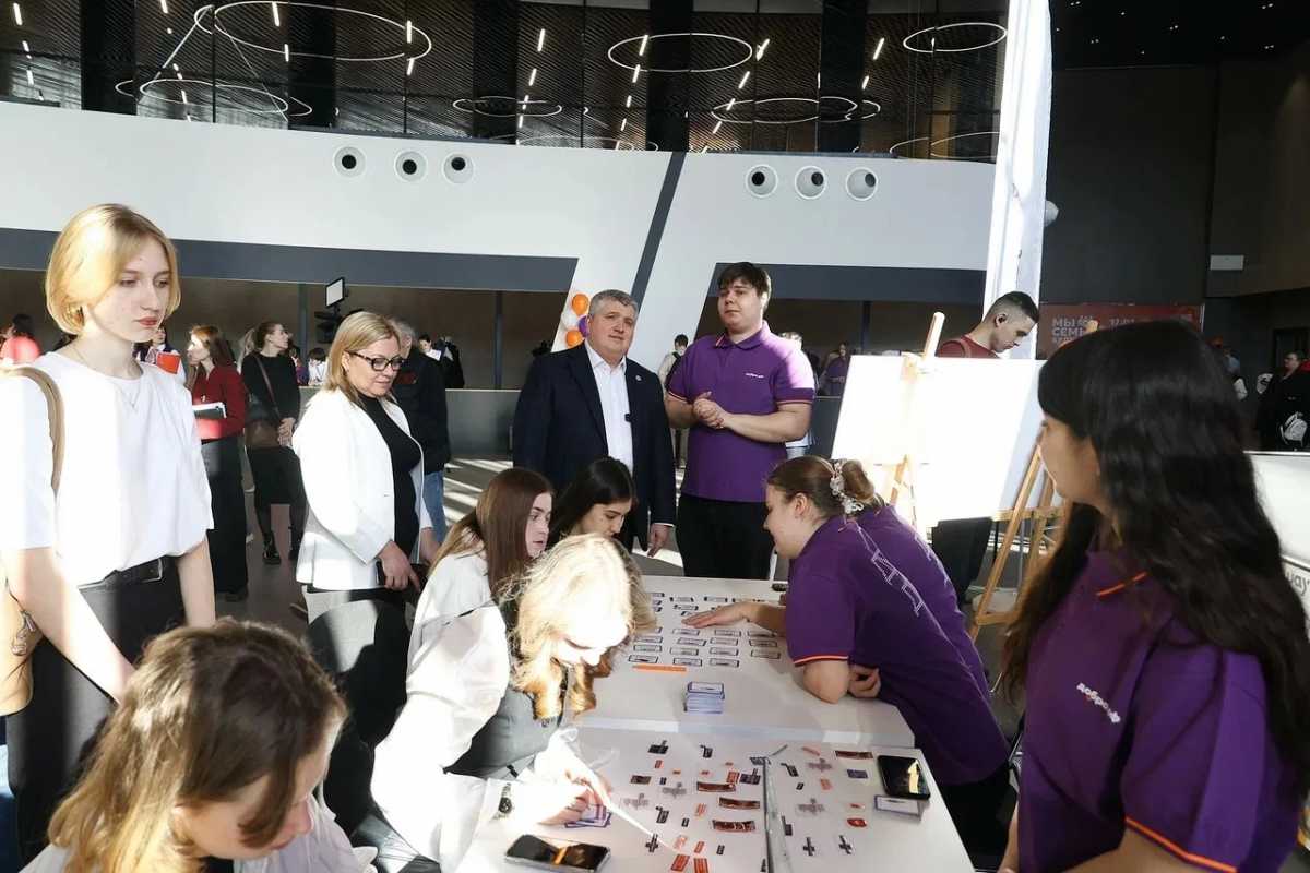 Александр Дронов ознакомился с работой пяти интерактивных площадок.