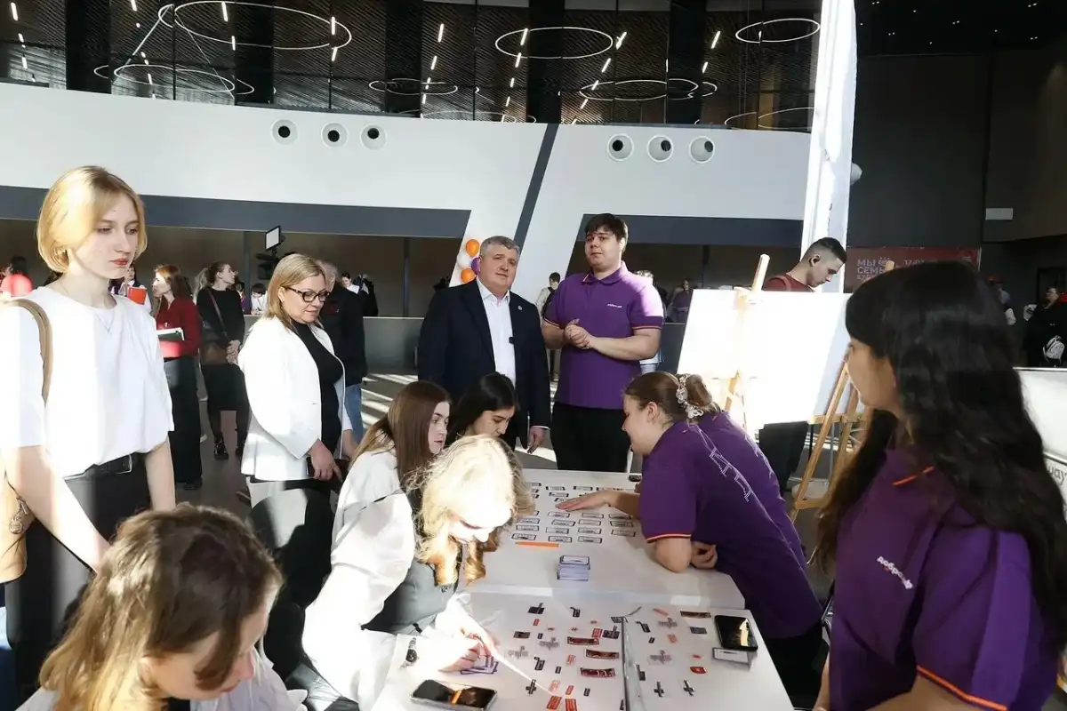 Александр Дронов ознакомился с работой пяти интерактивных площадок.