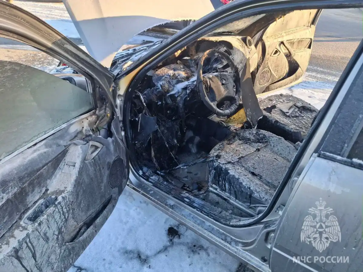 На Парковой улице в Великом Новгороде горел легковой автомобиль.