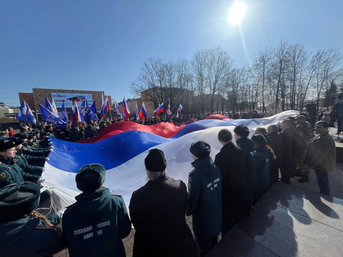 Студенты Технологического колледжа провели флешмоб «Флаг единства».