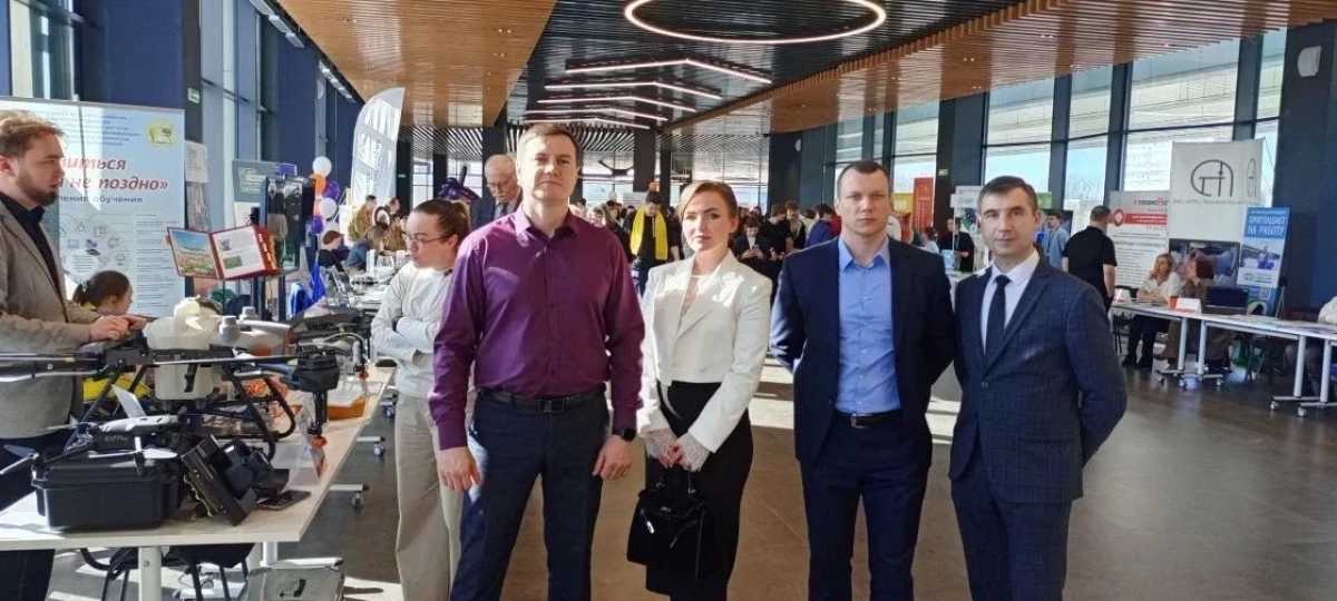 Антон Шабаров изучает, как использовать дроны в сельском хозяйстве.