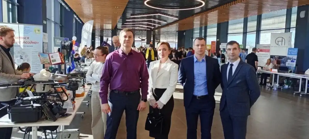 Антон Шабаров изучает, как использовать дроны в сельском хозяйстве.