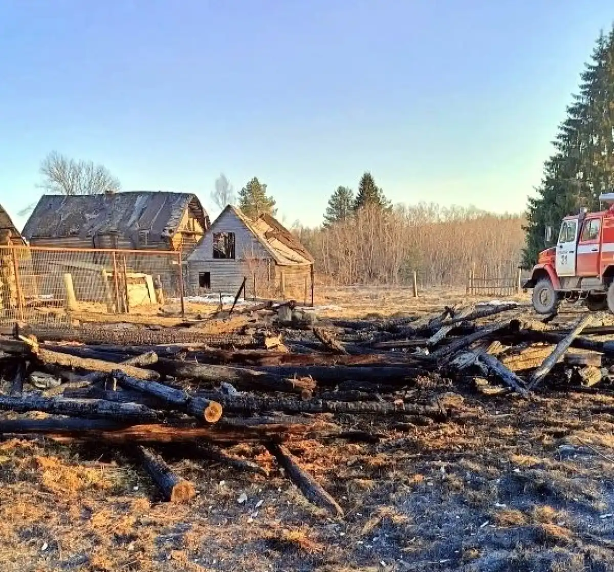 В тушении участвовали расчёты пожарной части №21 из Неболчей.
