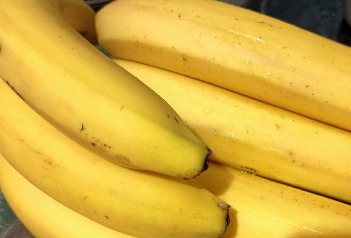 Мужчина передавал жене продукты из тележки, а она сканировала только часть из них.