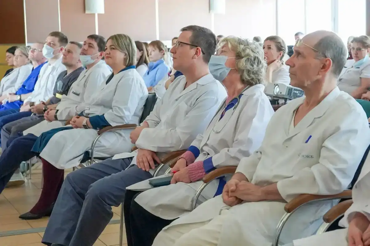 Валерий Яковлев вручил лучшим сотрудникам благодарности министра здравоохранения России.