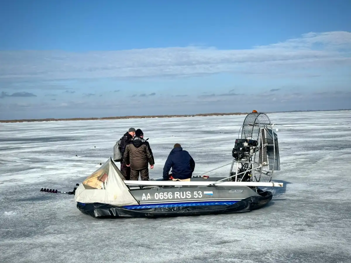 Человек, попавший в ледяную воду, может получить переохлаждение уже через 10-15 минут.