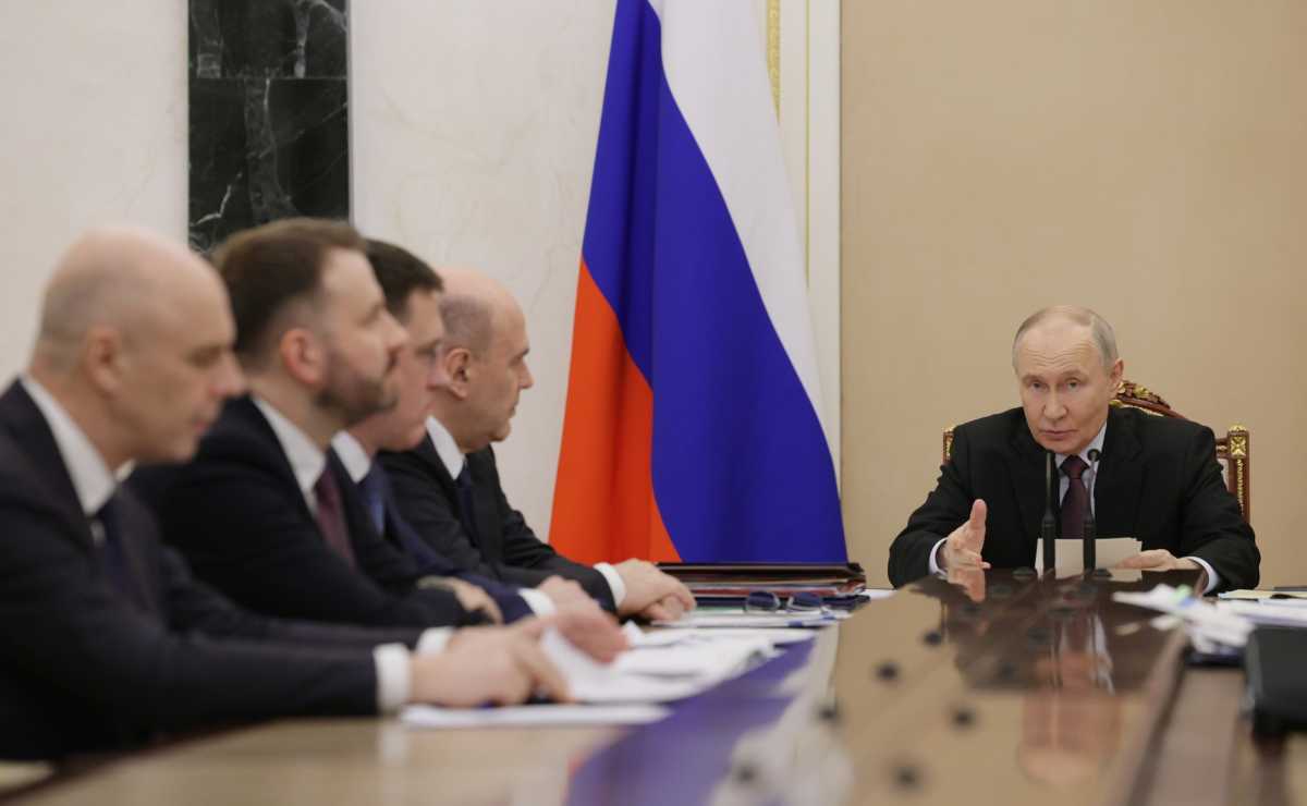 Необходимо вернуться на траекторию устойчивого экономического роста, сказал Владимир Путин.