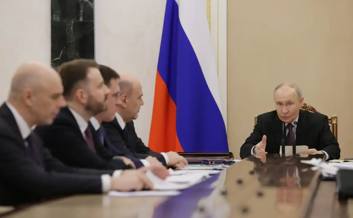 Необходимо вернуться на траекторию устойчивого экономического роста, сказал Владимир Путин.