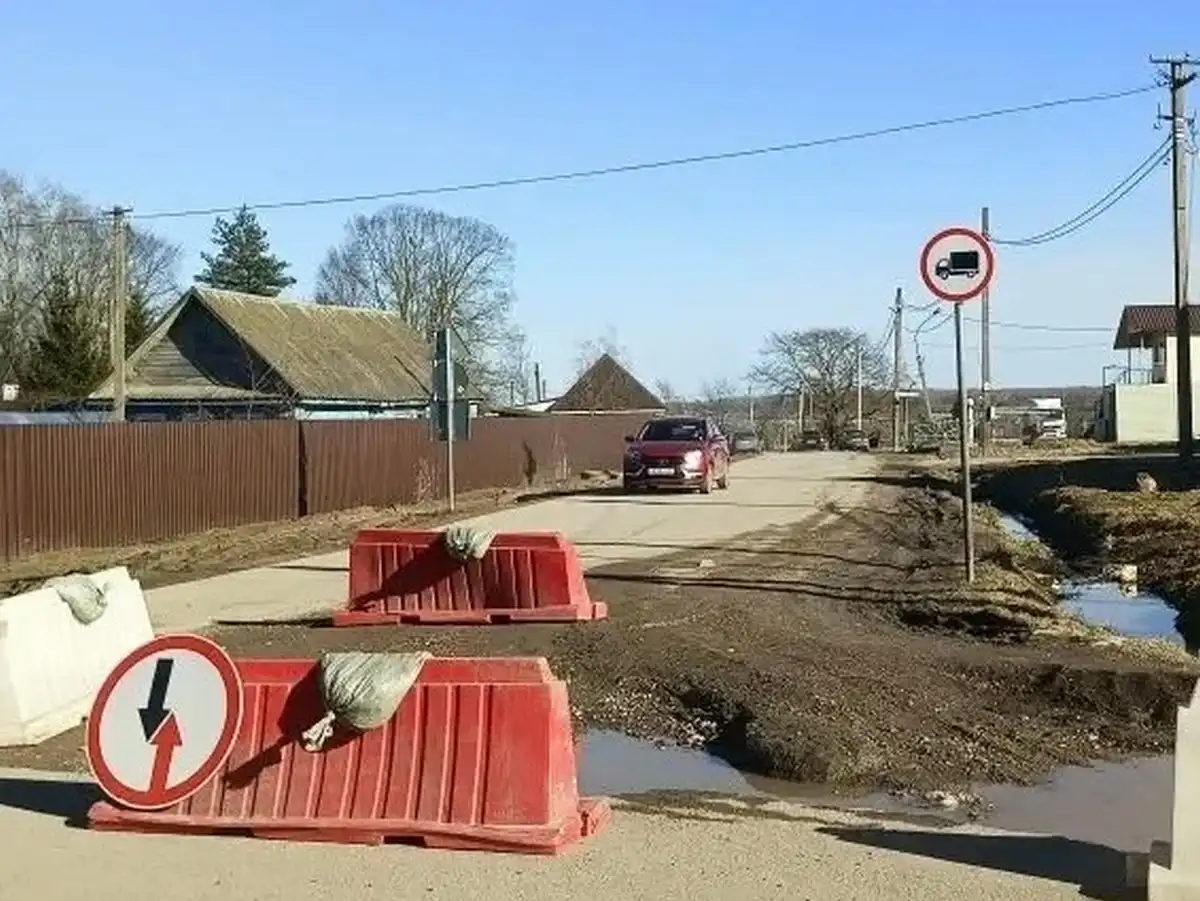 Запрет ввели из-за движения грузовой техники, в том числе с нарушением весовых параметров.