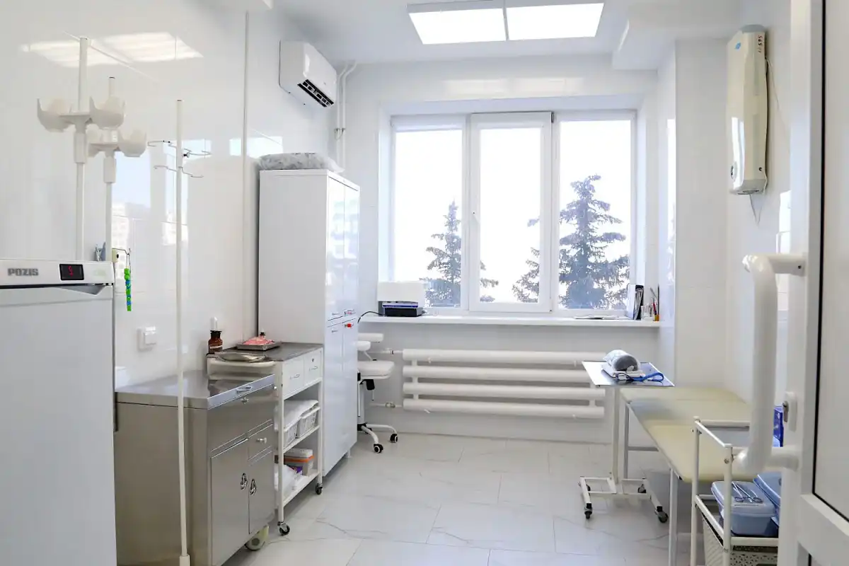 Теперь в палатах стоит новая мебель.