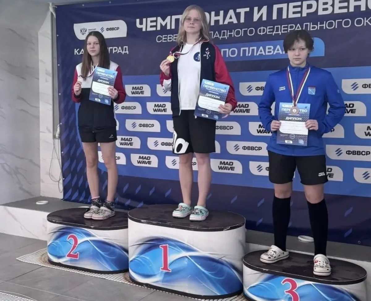 Новгородские пловцы тренируются под руководством Елены Ивановой.