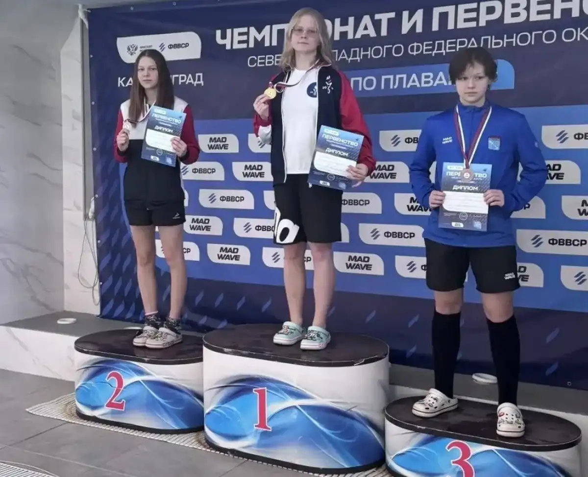 Новгородские пловцы тренируются под руководством Елены Ивановой.