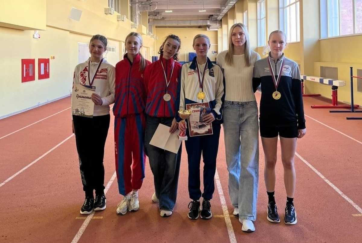 Спортсменки тренируются в Центре физического развития.