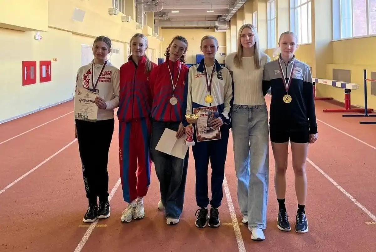 Спортсменки тренируются в Центре физического развития.