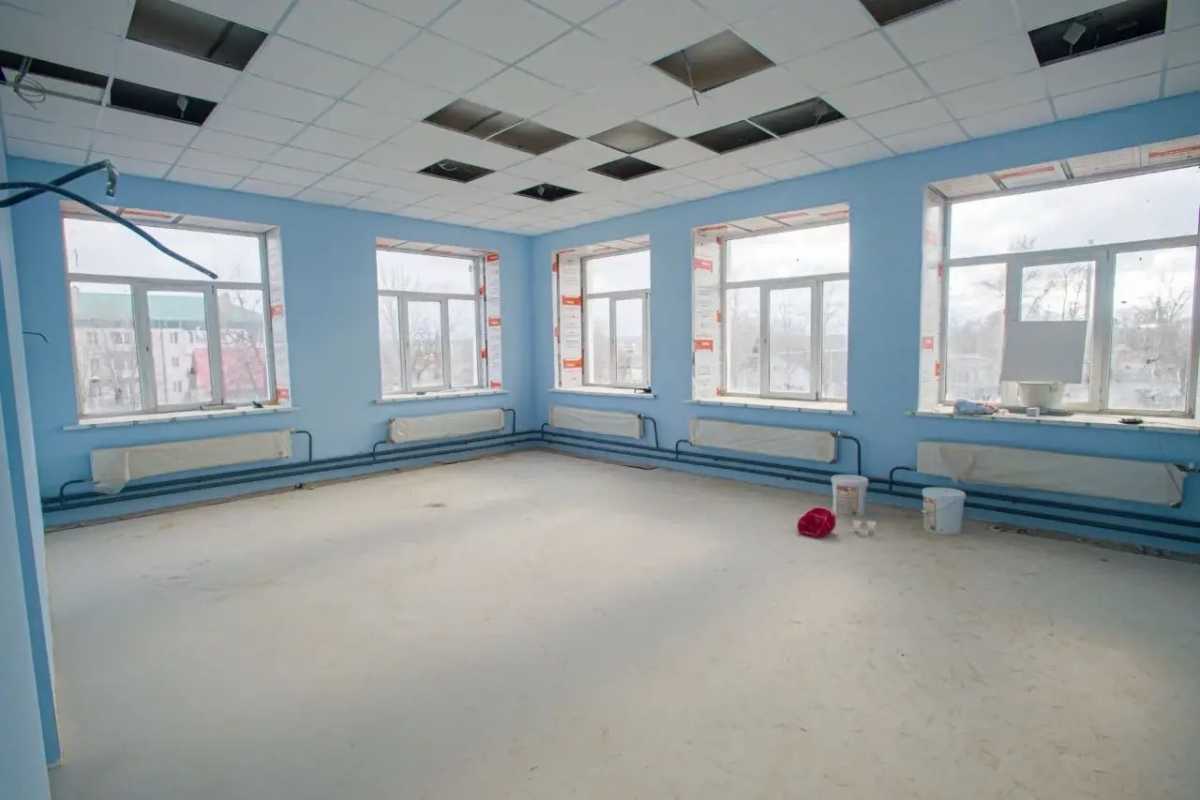 Часть учебных кабинетов в школе окрасили.
