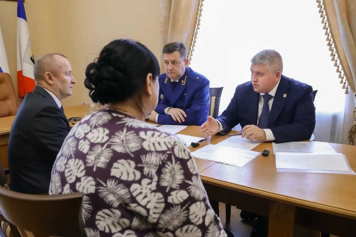 На приёме новгородцы задавали вопросы о благоустройстве, ремонтах и газификации.