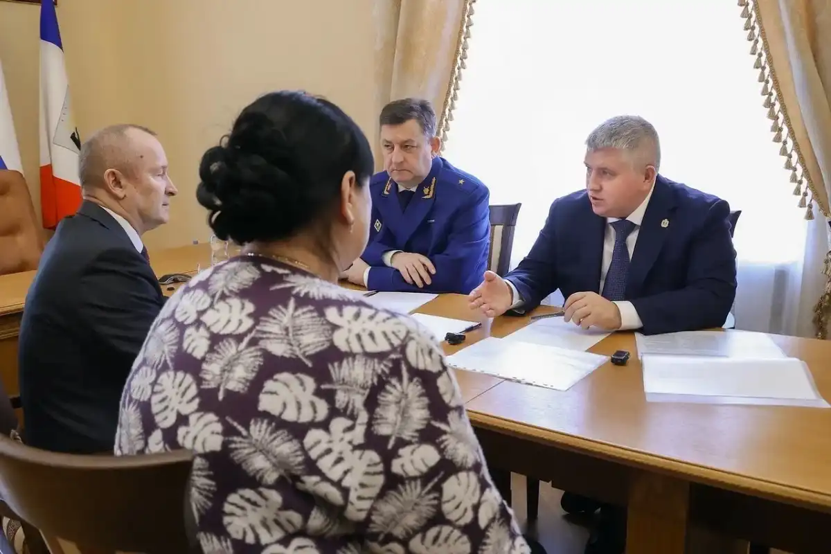 На приёме новгородцы задавали вопросы о благоустройстве, ремонтах и газификации.