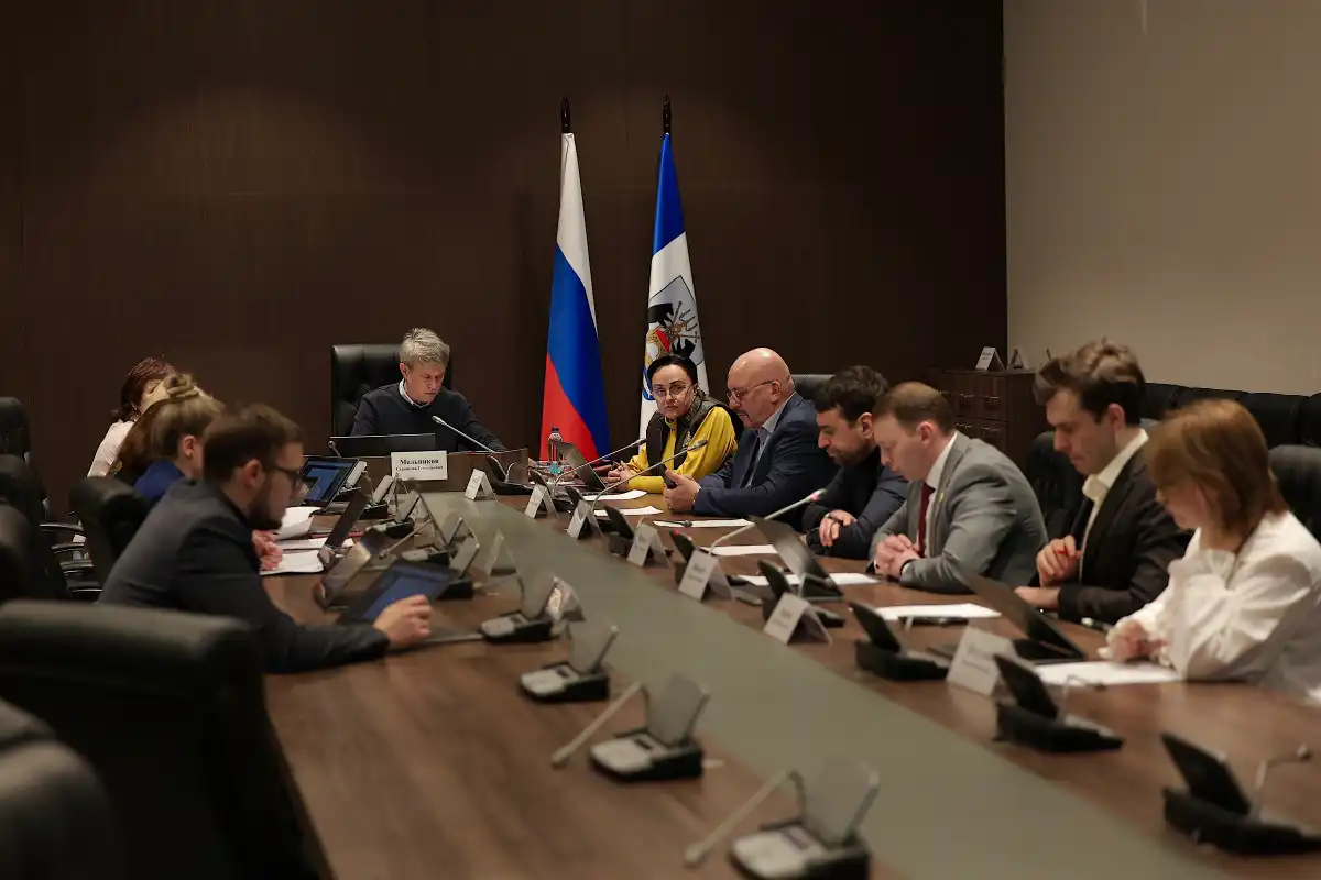 В законопроекте предлагают установить единовременную компенсационную выплату в 500 тысяч рублей для водителей, которые в 2026-2027 годы устроятся на работу в транспортные предприятия области.