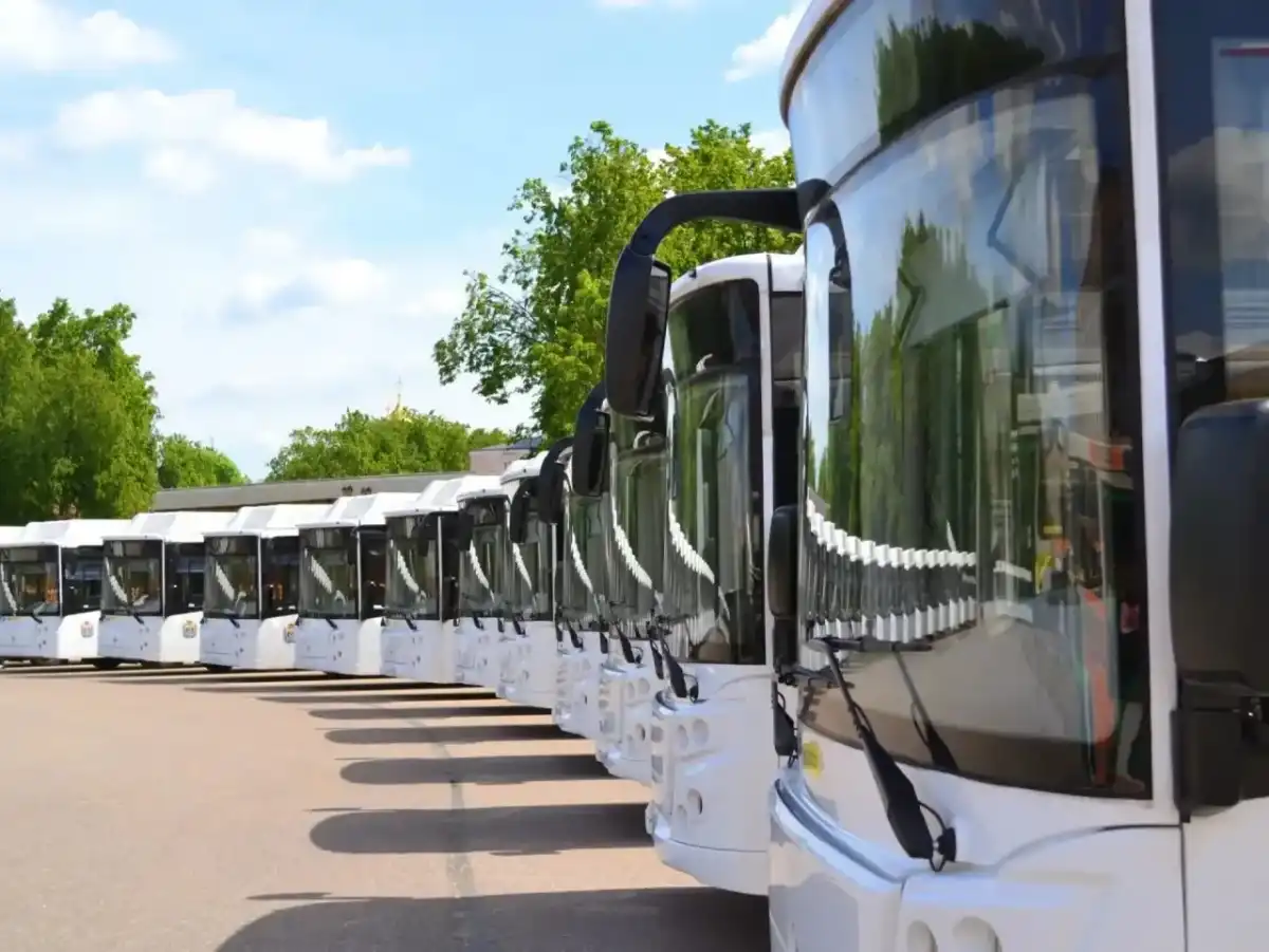 Евгений Дитрих уделил внимание состоянию автопарка и безопасности перевозок, условиям ремонта техники.