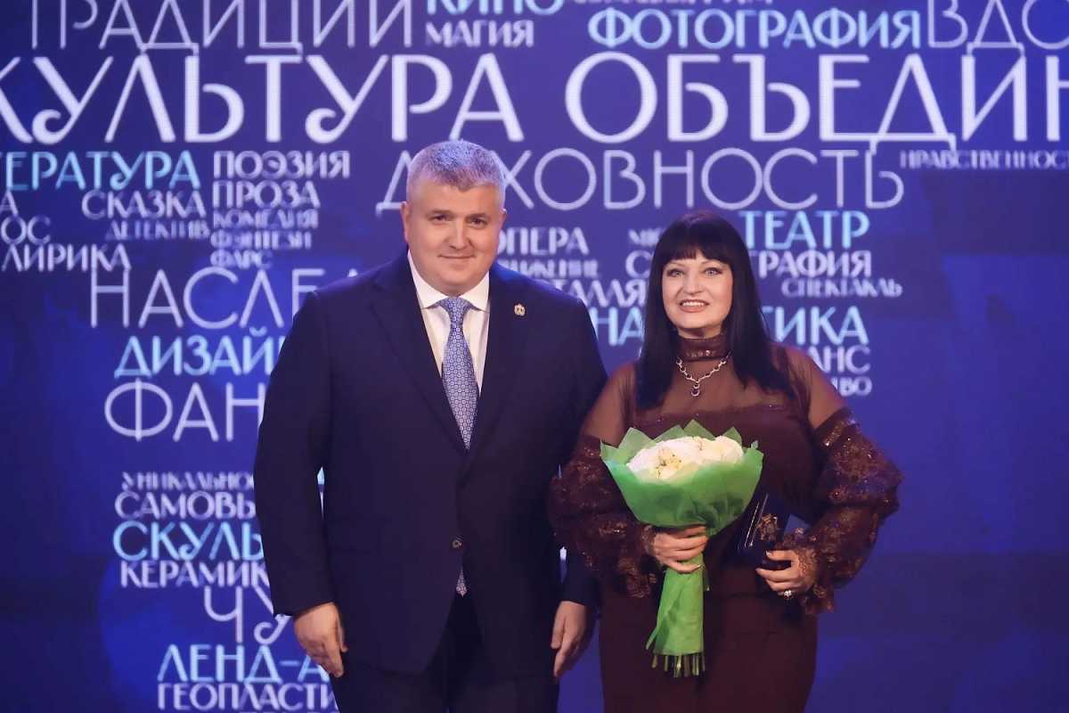 Александр Дронов вручил работникам культуры федеральные и региональные награды.