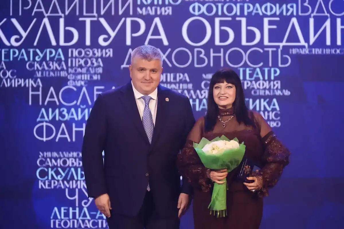 Александр Дронов вручил работникам культуры федеральные и региональные награды.