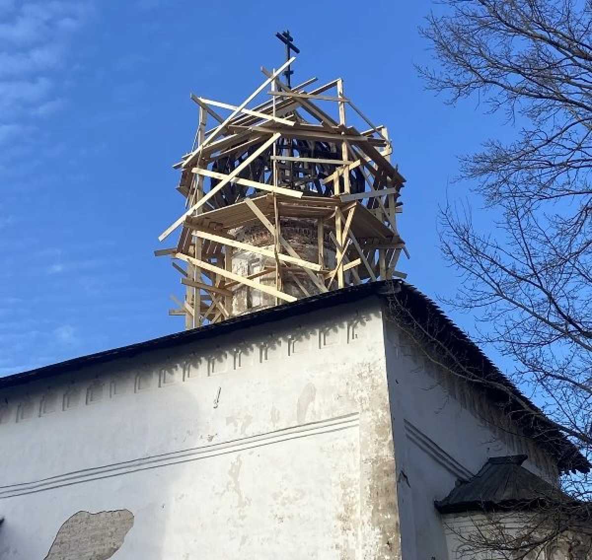 На главке планируют отремонтировать покрытие кровли из лемеха.