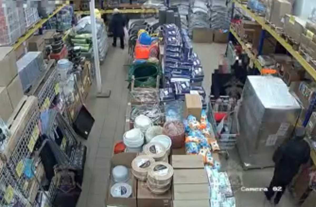 Подозреваемая купила на часть средств два рулона линолеума, две банки жидких гвоздей и продукты.