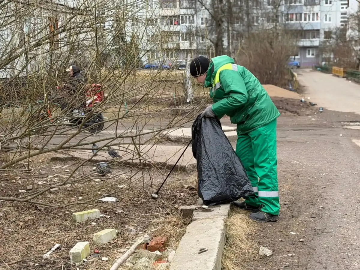 Если зимой собирали по 27 кубометров мусора в день, то сейчас этот показатель достиг 140 кубометров.