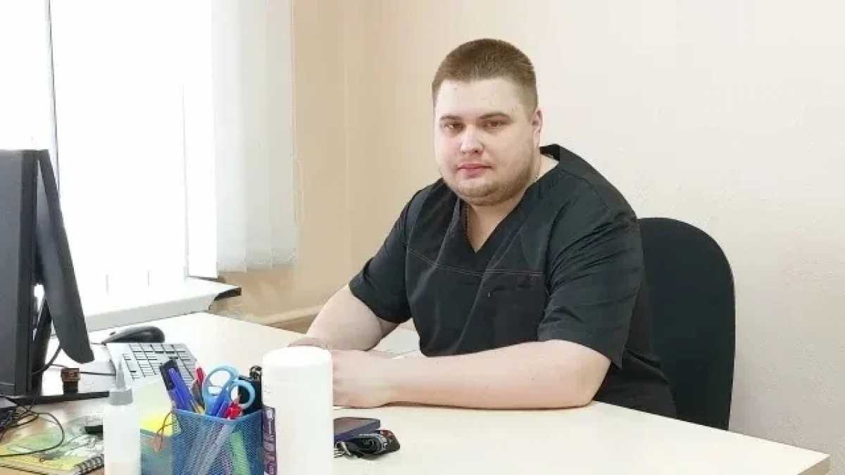 Илья Соколов ведёт приём пациентов в дневном стационаре противоопухолевой лекарственной терапии.