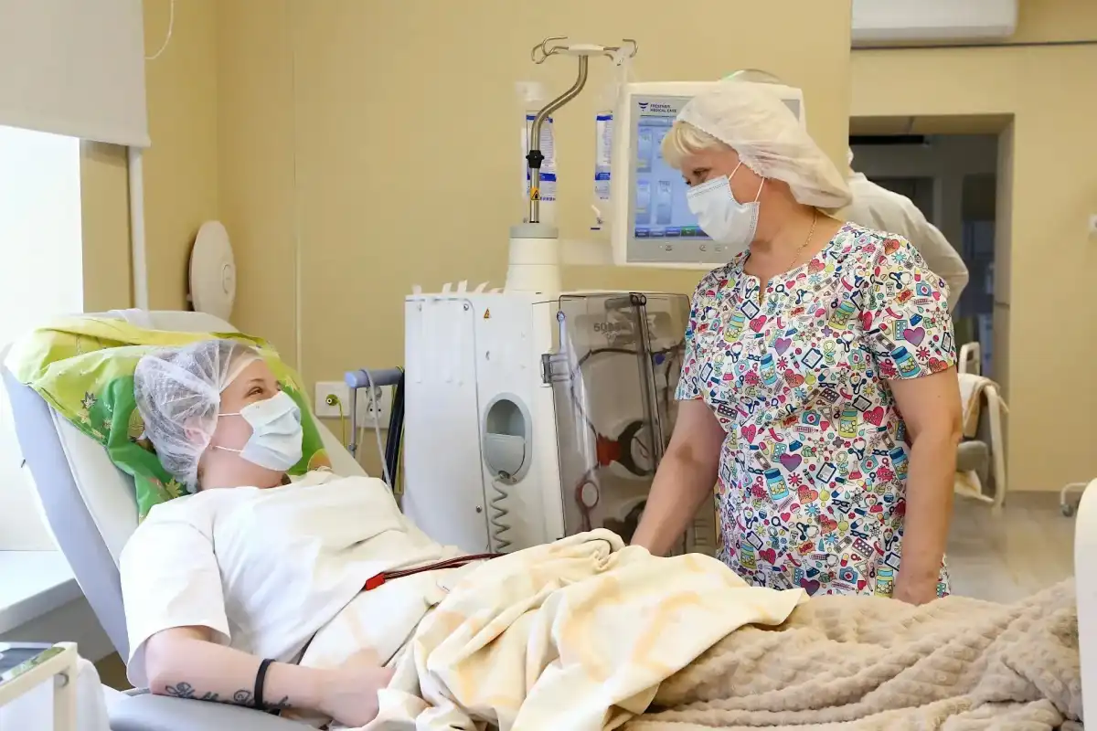 Обновлены пять диализных залов, ординаторские, санитарные комнаты, раздевалки, помещения для персонала и отдыха пациентов.