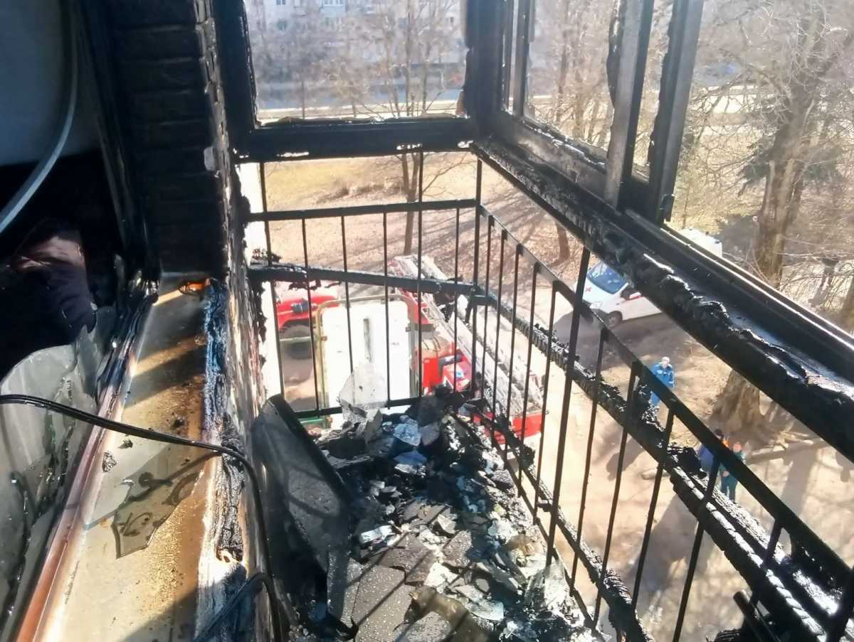 На улице Ломоносова загорелся балкон на четвертом этаже