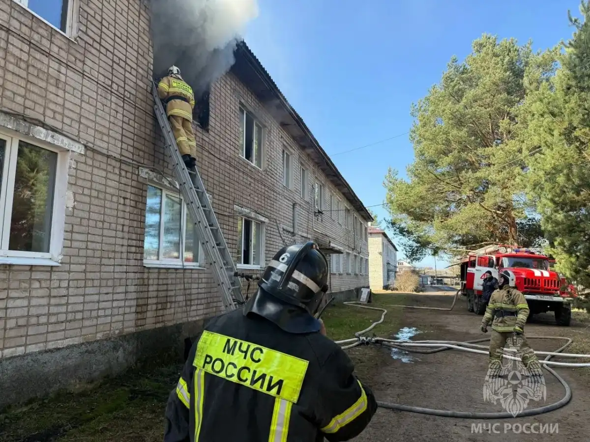 К приезду спасателей в Ёглу шёл дым из окна комнаты на втором этаже.
