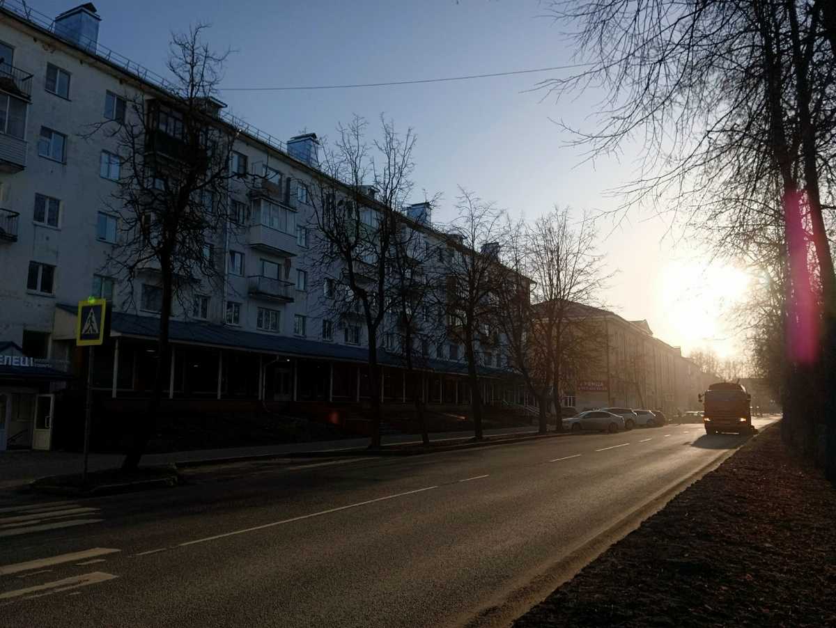 Весной в атмосферу попадают накопленные за зиму реагенты, плесень, пыль и частицы грязи, вызывая аллергический ринит.