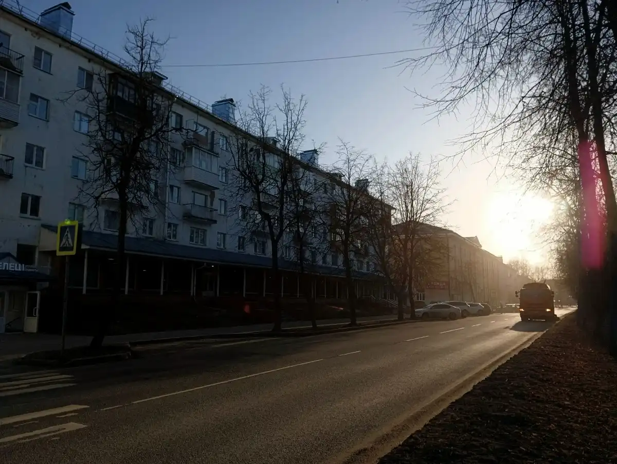 Весной в атмосферу попадают накопленные за зиму реагенты, плесень, пыль и частицы грязи, вызывая аллергический ринит.