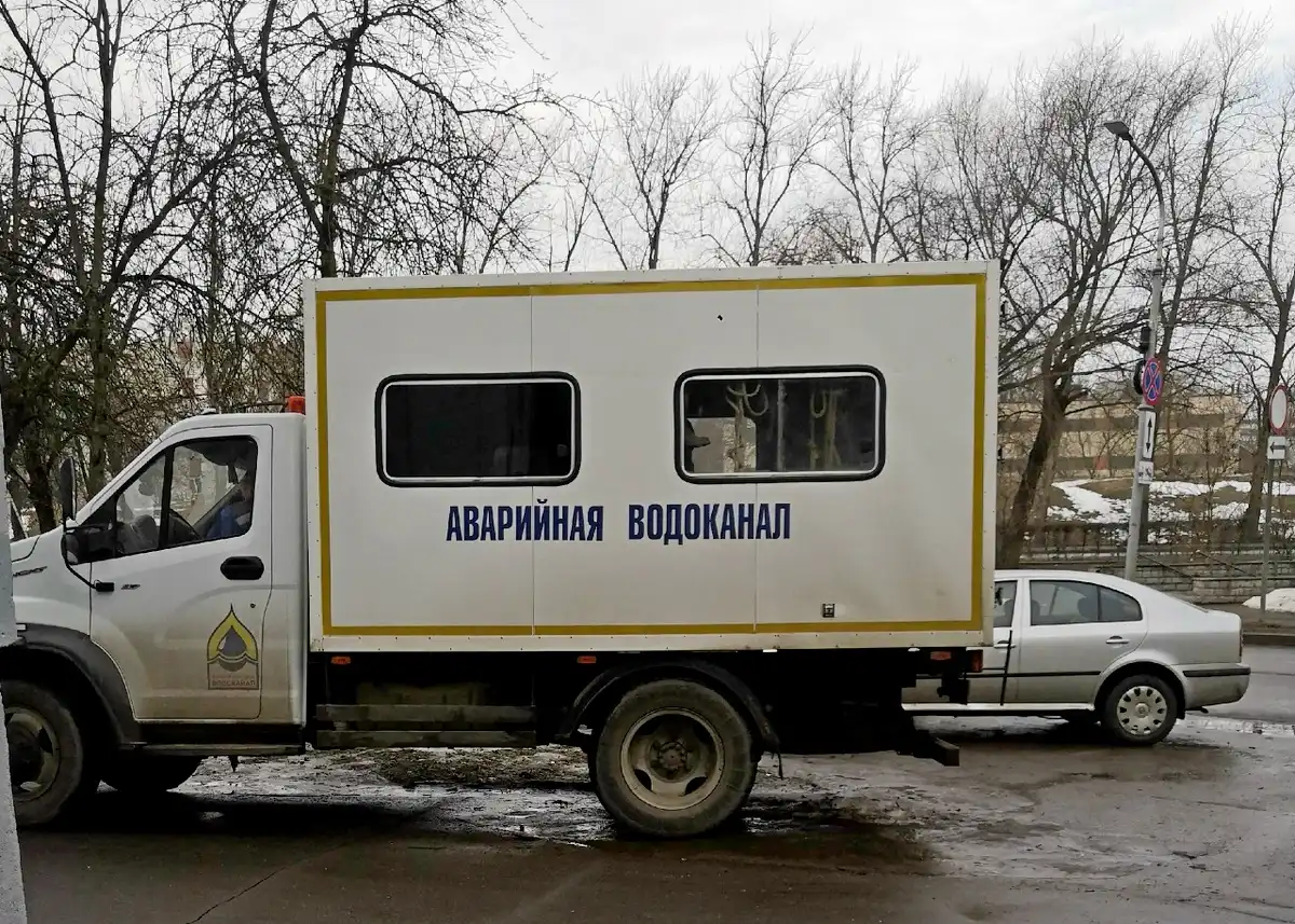 Мусор в коллекторе объединяется в один большой ком и задерживает пропуск сточной воды.
