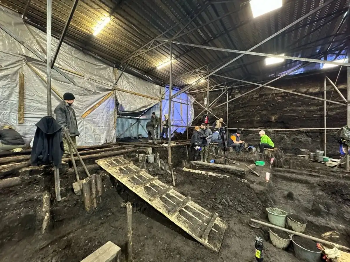 Среди наиболее значимых находок — 43 берестяные грамоты, многочисленные печати, включая княжеские, предметы торговли и ремесла.