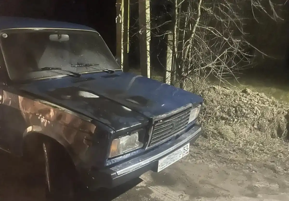 Автомобиль загорелся в Парфине, на улице Братьев Плотниковых.