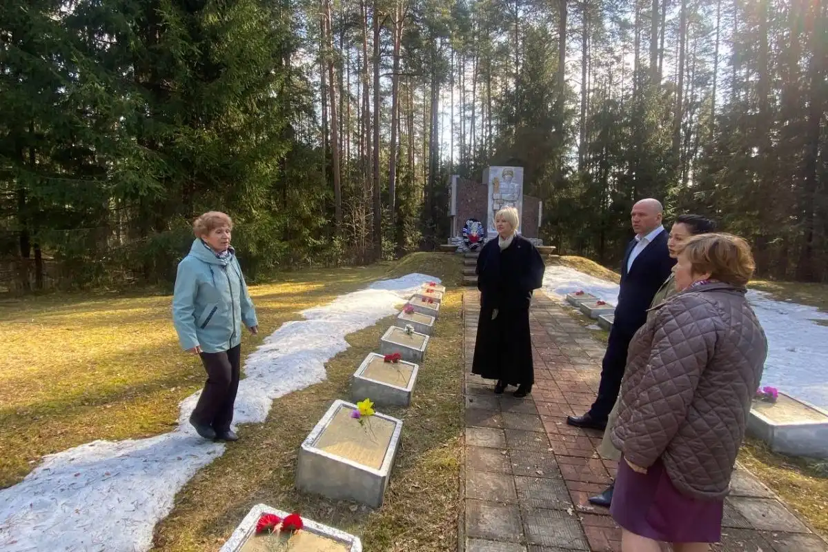 Елена Цунаева, Нина Пилявская и Дмитрий Михайлов осмотрели место, где планируется установить памятный знак.