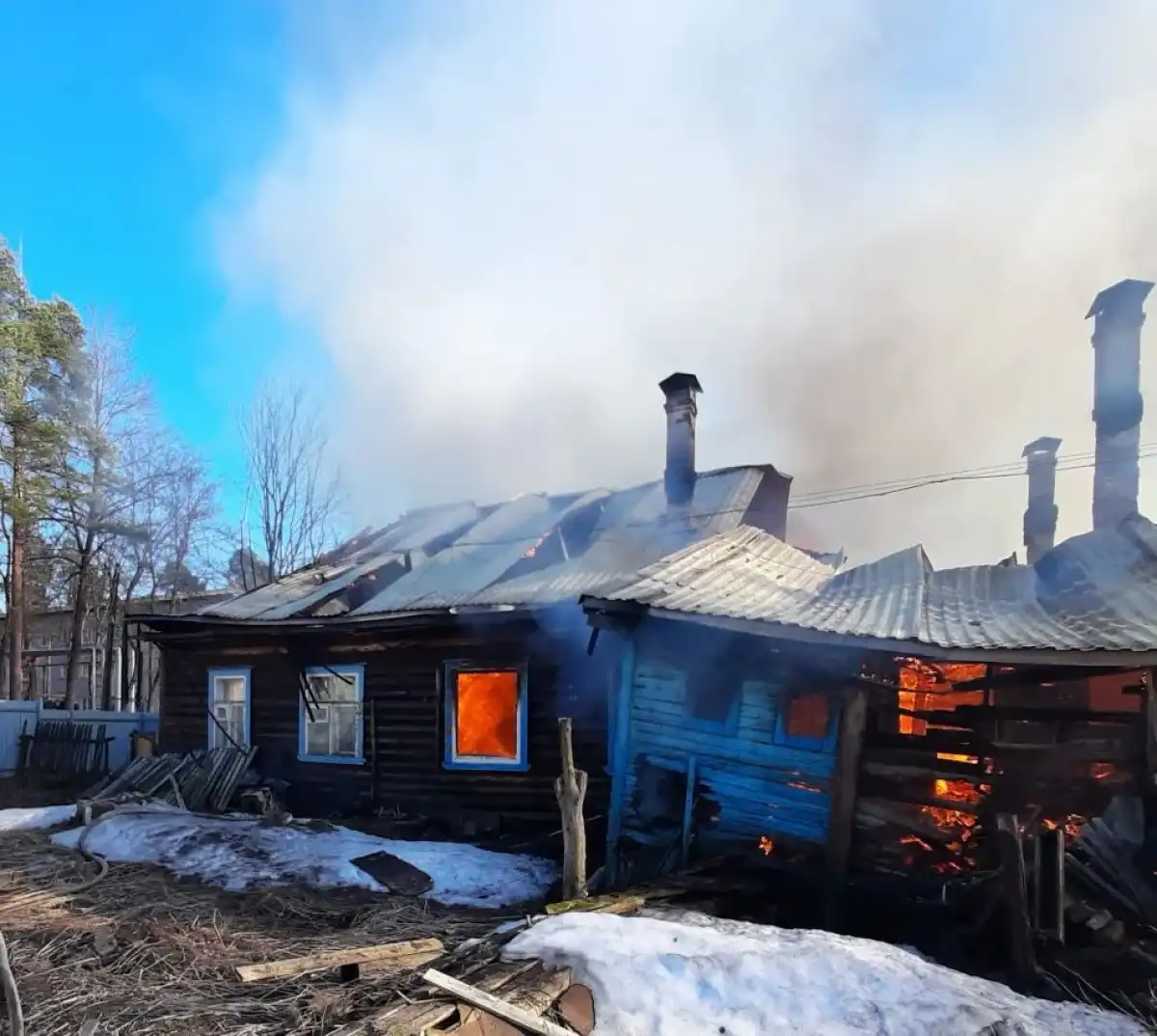 Дом и находившееся в нём имущество полностью сгорели.