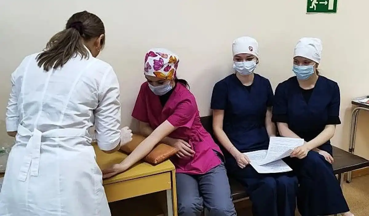 Во время экскурсии студенты прошли весь путь донора.